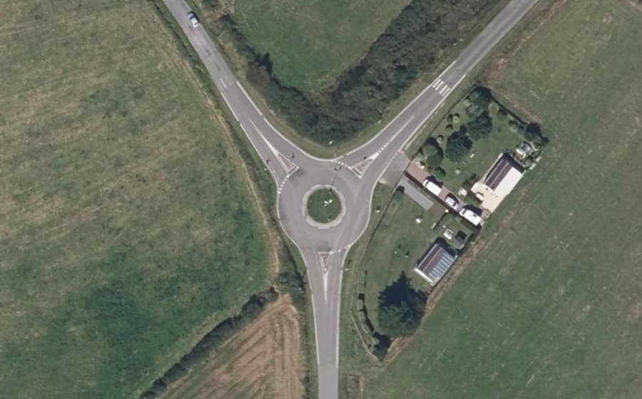 Vue aérienne du Rond-point anonyme n°26197622