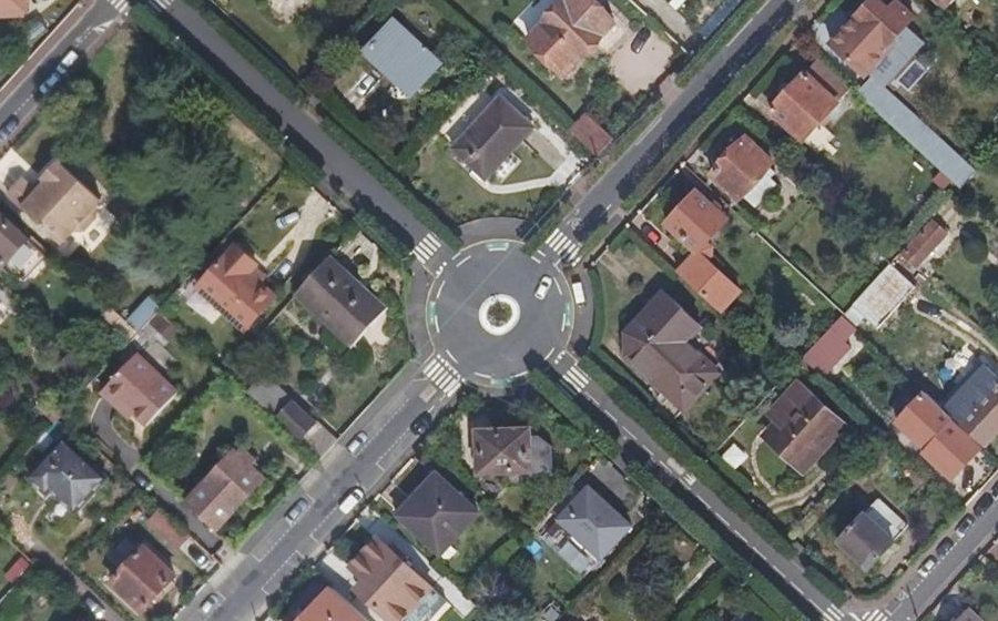 Vue aérienne du Rond-point anonyme n°262063789