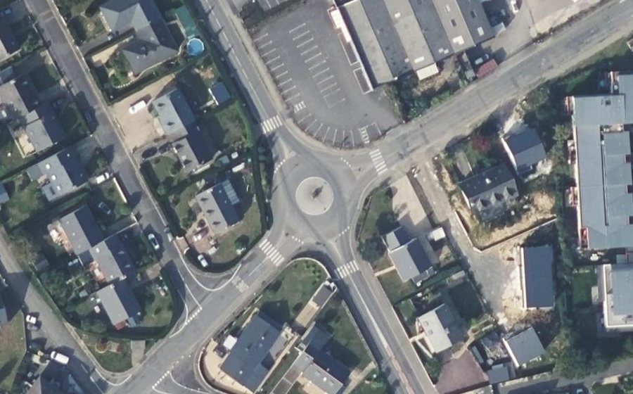 Vue aérienne du Rond-point anonyme n°262064789