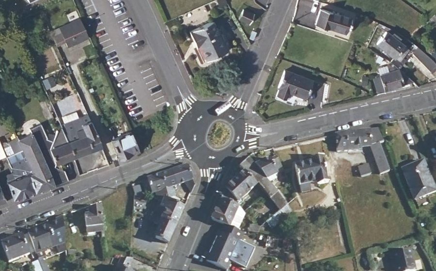 Vue aérienne du Rond-point anonyme n°262086245