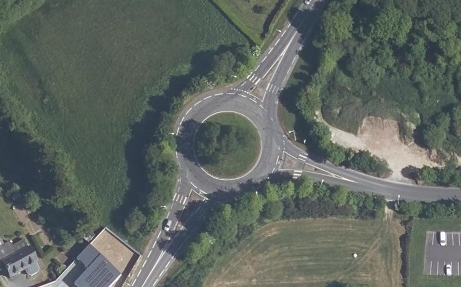 Vue aérienne du Rond-point anonyme n°262086248