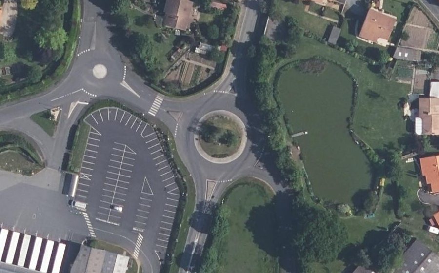 Vue aérienne du Rond-point anonyme n°26209315