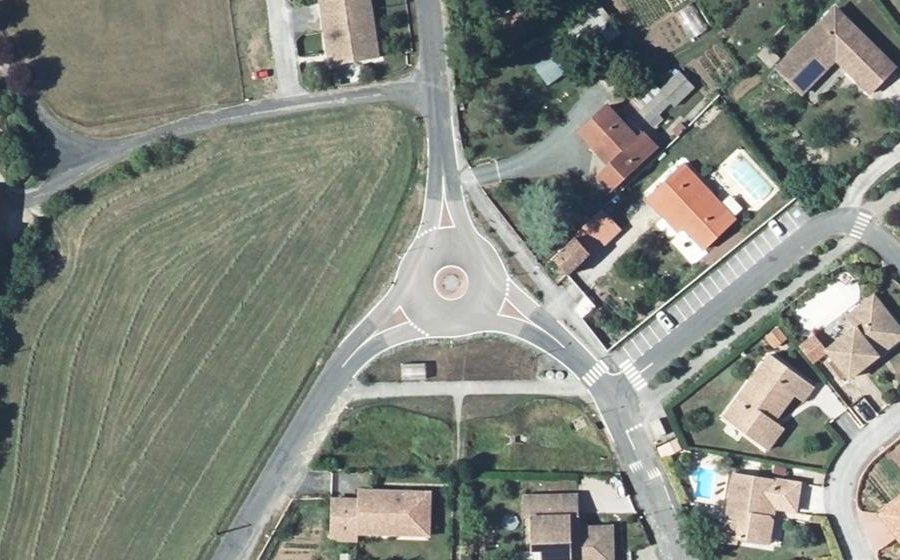 Vue aérienne du Rond-point anonyme n°262128135
