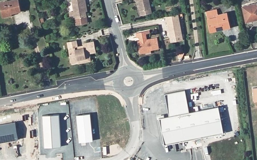 Vue aérienne du Rond-point anonyme n°262128137