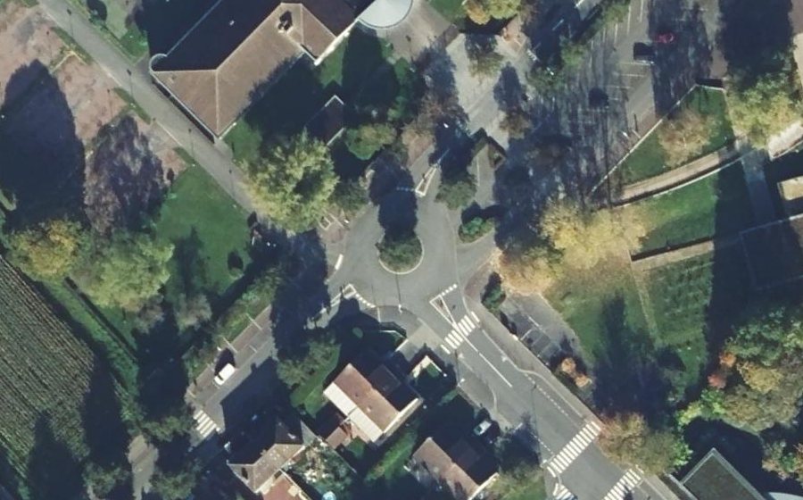 Vue aérienne du Rond-point anonyme n°262140788