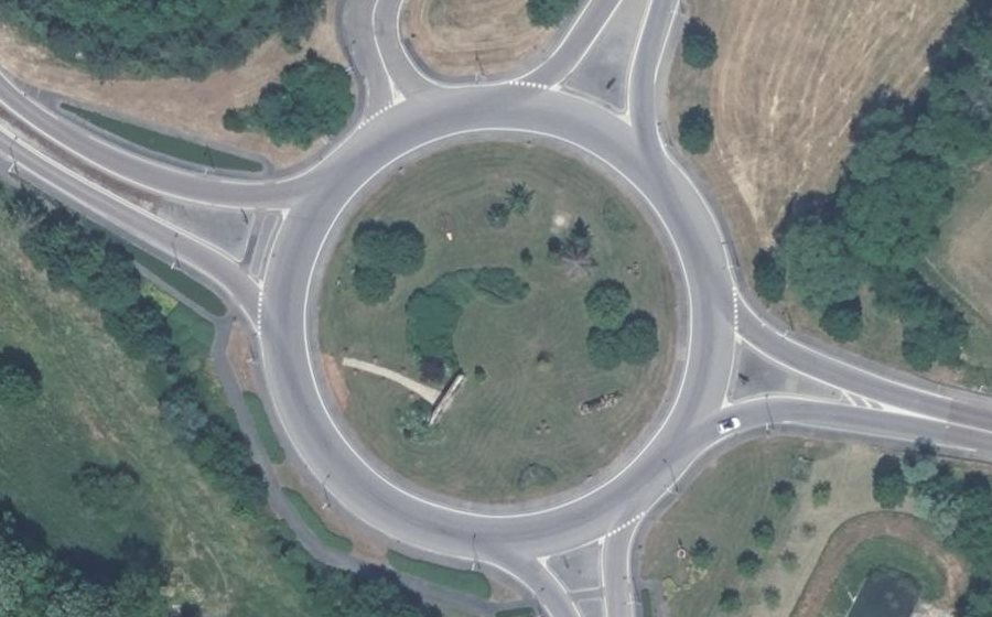 Vue aérienne du Rond-point anonyme n°26222887
