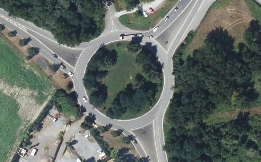 Vue aérienne du Rond-point anonyme n°26241768