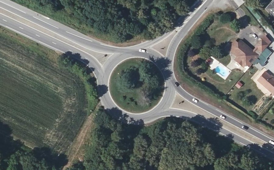 Vue aérienne du Rond-point anonyme n°26241769