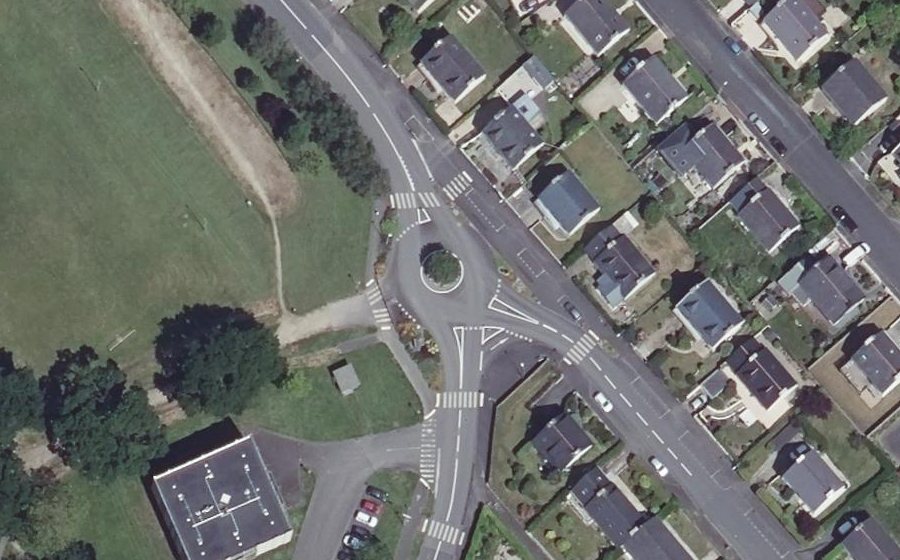 Vue aérienne du Rond-point anonyme n°262418551