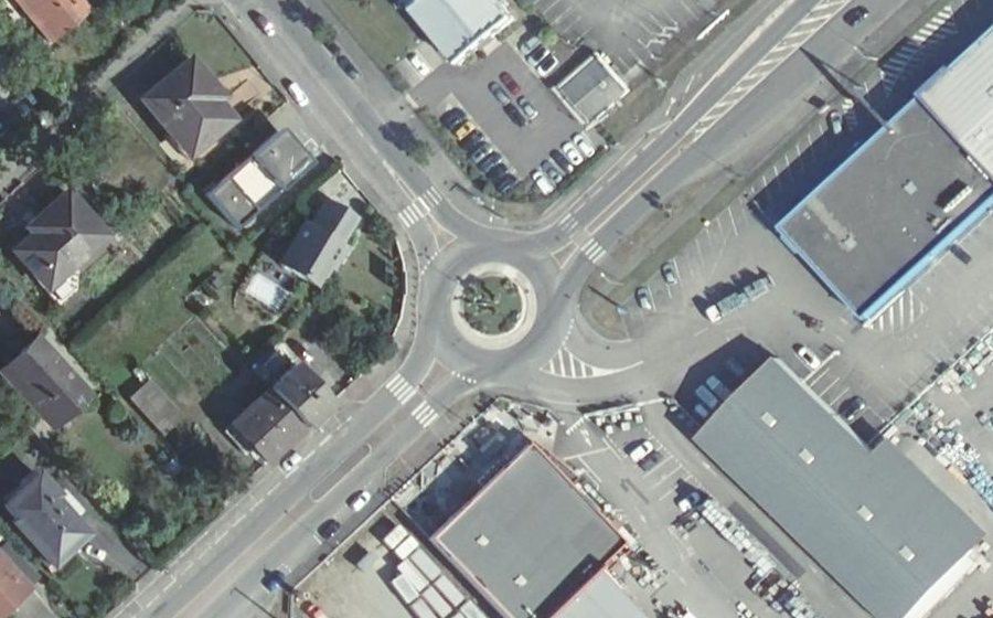 Vue aérienne du Rond-point anonyme n°26245228