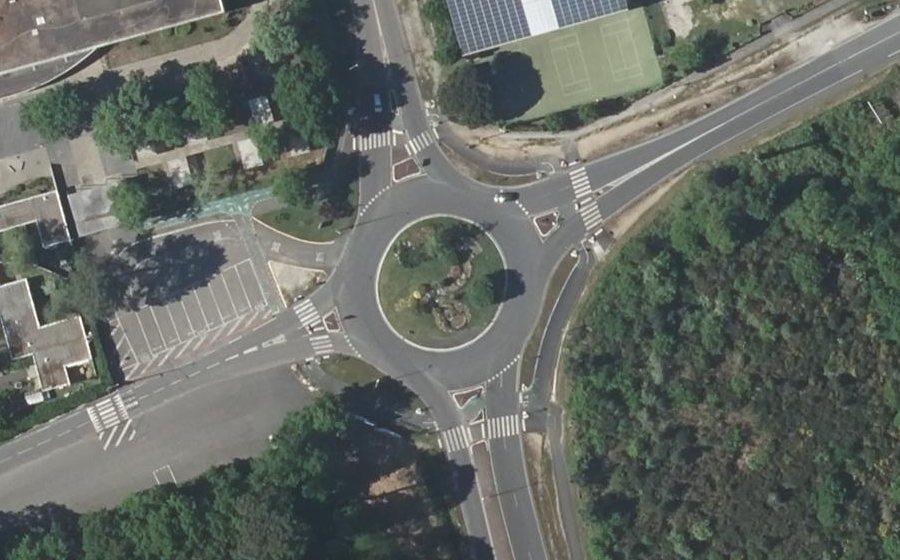Vue aérienne du Rond-point anonyme n°26245376