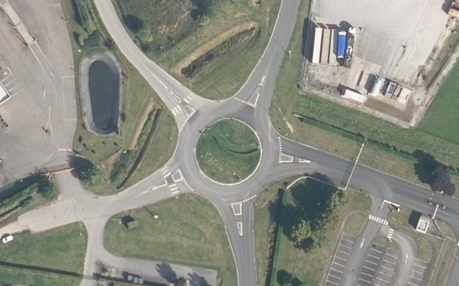 Vue aérienne du Rond-point anonyme n°262504098