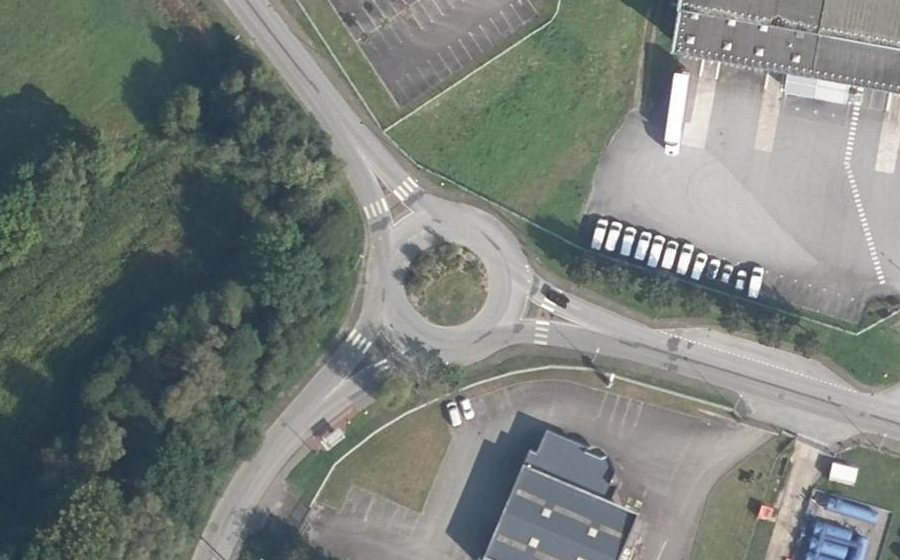 Vue aérienne du Rond-point anonyme n°262536175