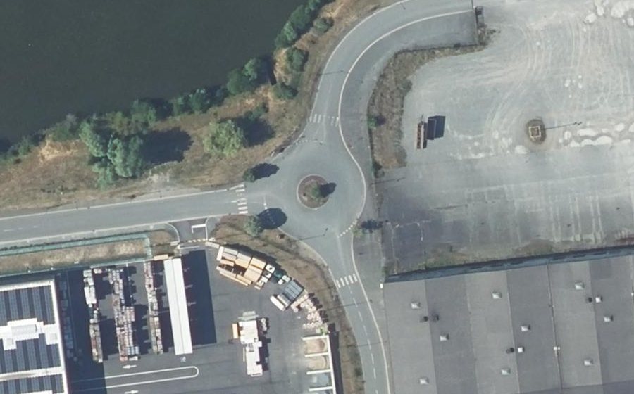 Vue aérienne du Rond-point anonyme n°262548161