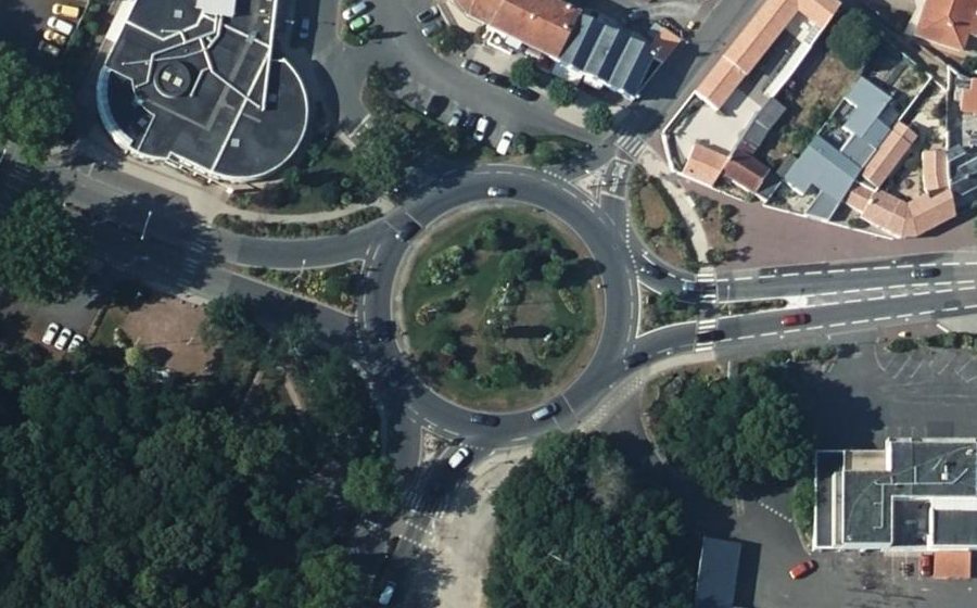 Vue aérienne du Rond-point anonyme n°26269153