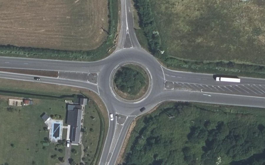 Vue aérienne du Rond-point anonyme n°262859365