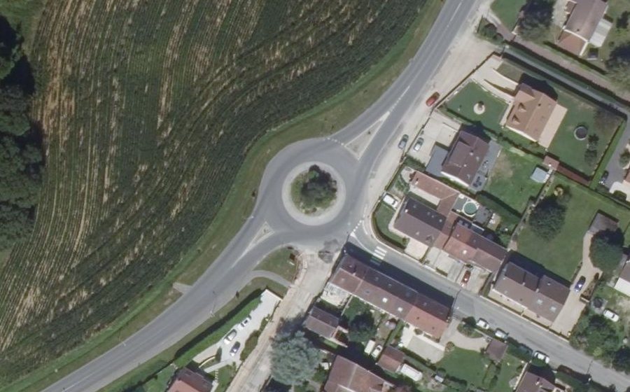 Vue aérienne du Rond-point anonyme n°26295624