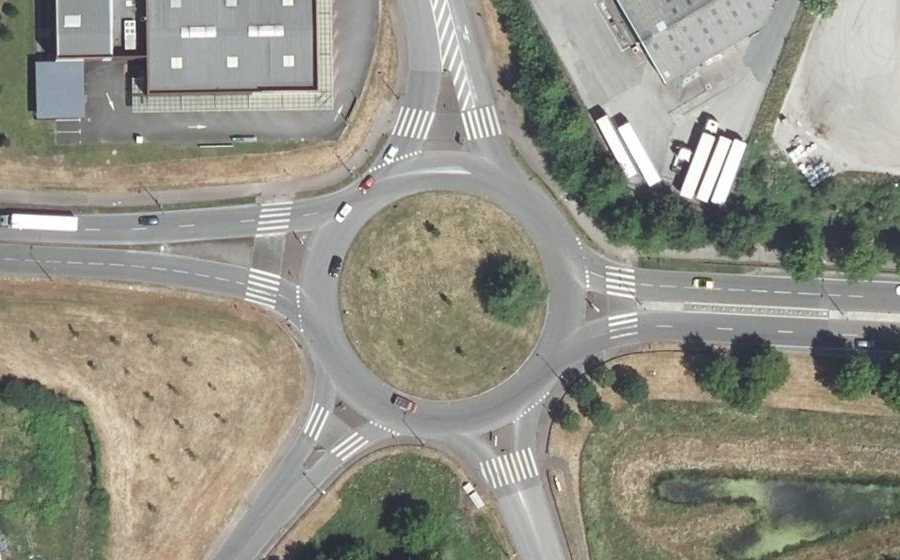 Vue aérienne du Rond-point anonyme n°26301712