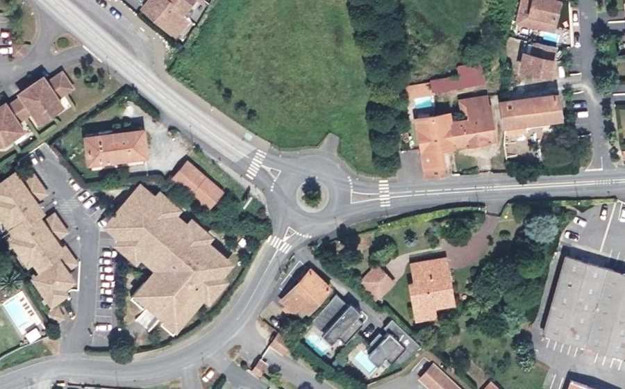 Vue aérienne du Rond-point anonyme n°263055498