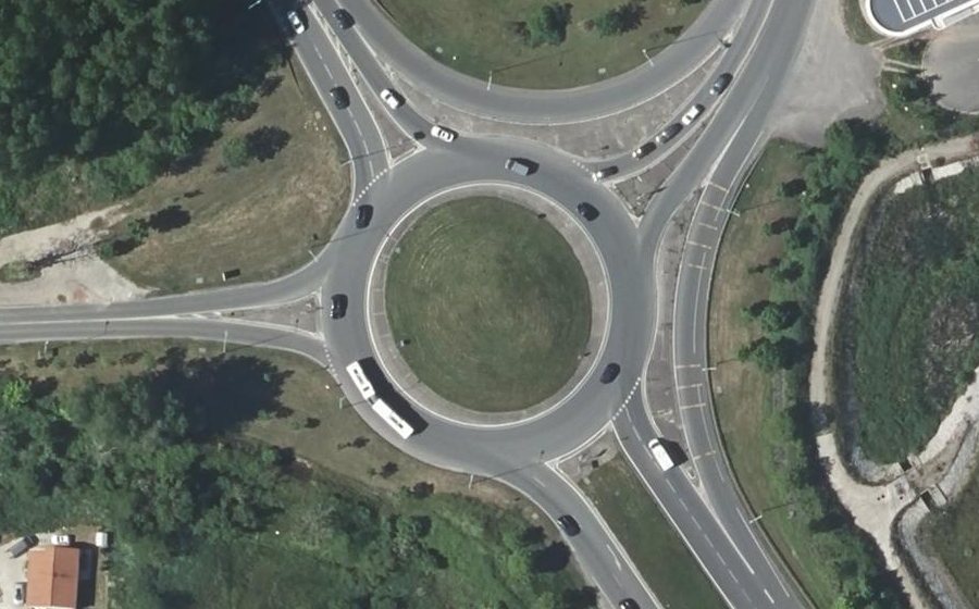 Vue aérienne du Rond-point anonyme n°26309328