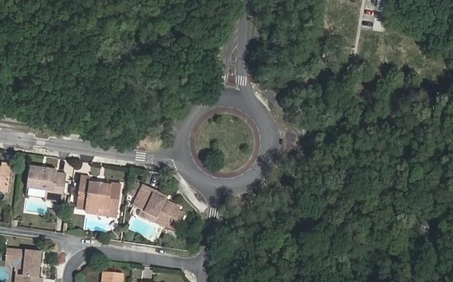 Vue aérienne du Rond-point anonyme n°26319578