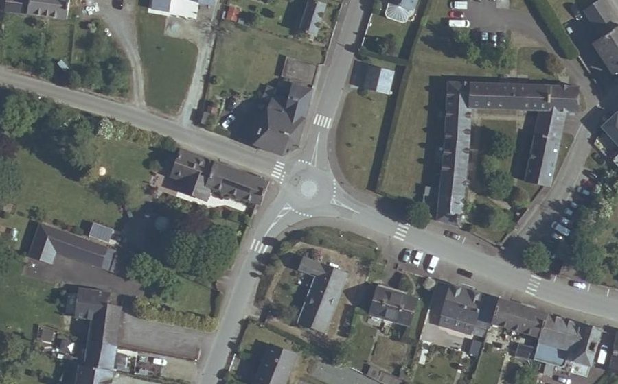 Vue aérienne du Rond-point anonyme n°263197242