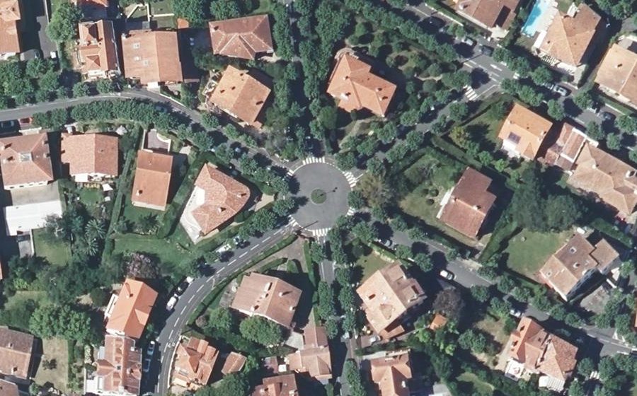 Vue aérienne du Rond-point anonyme n°263222372