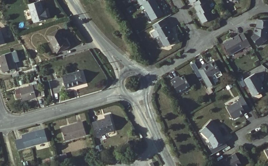 Vue aérienne du Rond-point anonyme n°26323413
