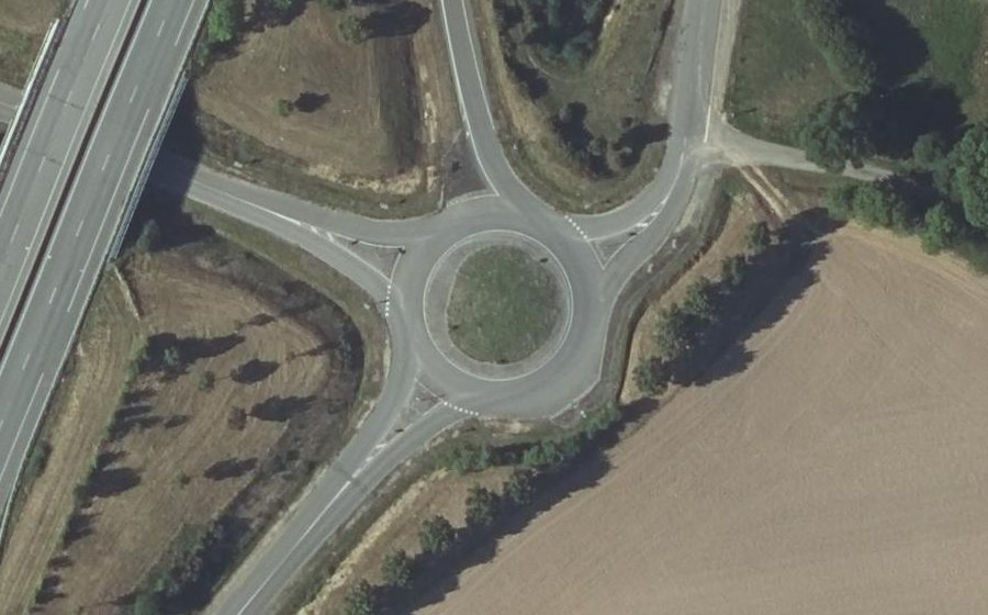 Vue aérienne du Rond-point anonyme n°26323415