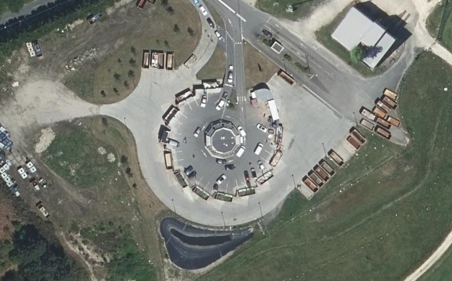 Vue aérienne du Rond-point anonyme n°263249285