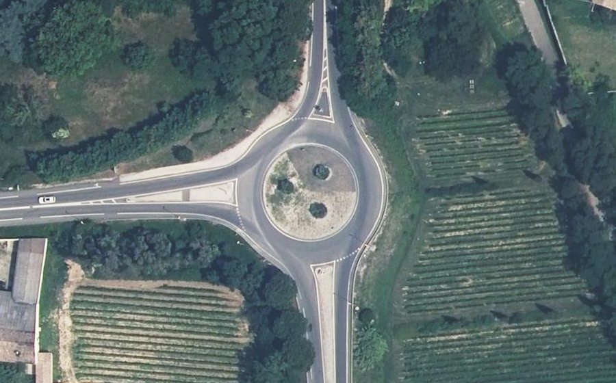 Vue aérienne du Rond-point anonyme n°26327041