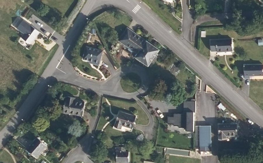 Vue aérienne du Rond-point anonyme n°263318938