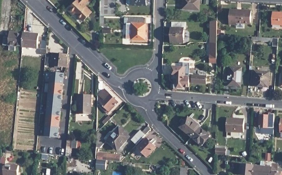 Vue aérienne du Rond-point anonyme n°263336550