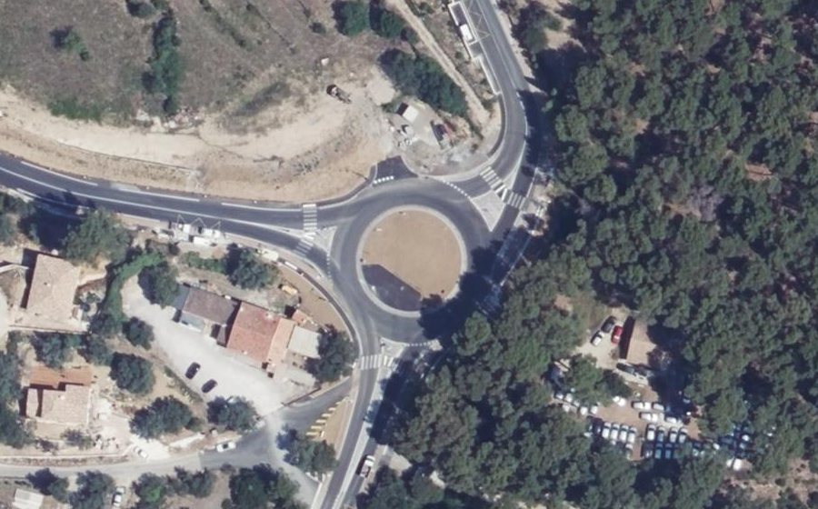 Vue aérienne du Rond-point anonyme n°263344383