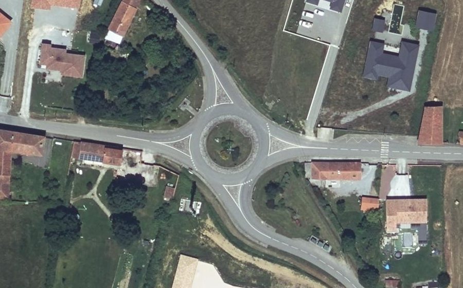 Vue aérienne du Rond-point anonyme n°26340775
