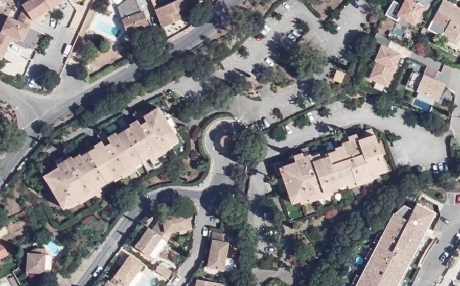 Vue aérienne du Rond-point anonyme n°263427496