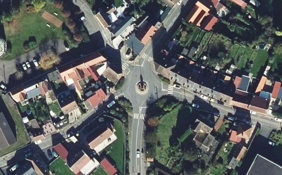 Vue aérienne du Rond-point anonyme n°263491742