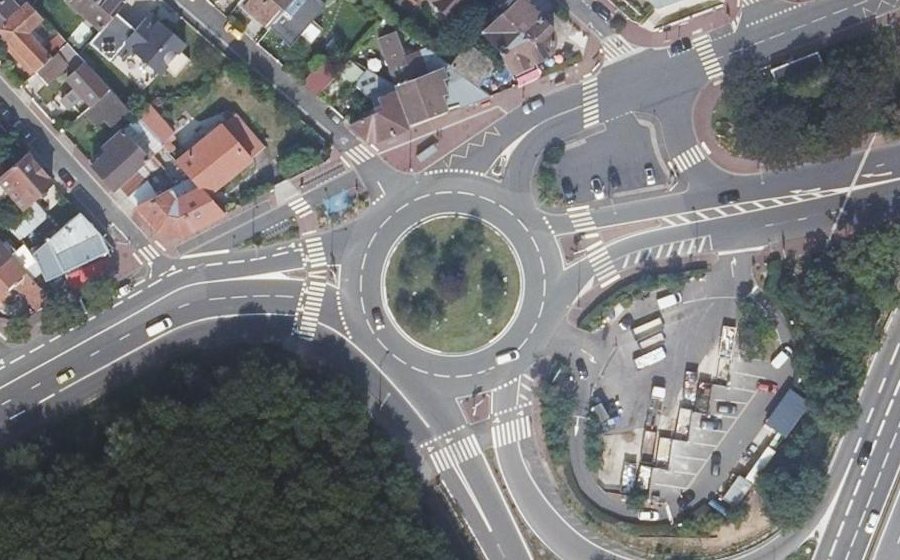 Vue aérienne du Rond-point anonyme n°263539475