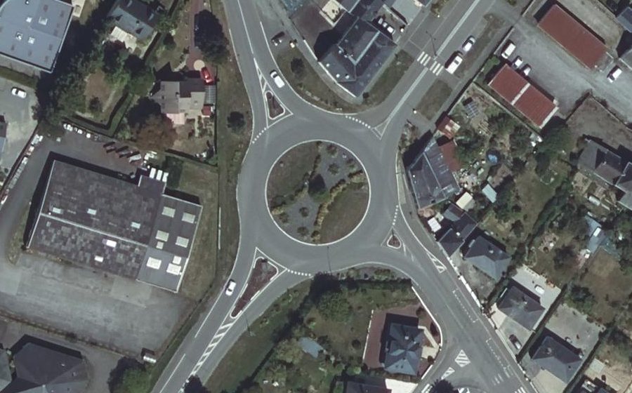 Vue aérienne du Rond-point anonyme n°26369981