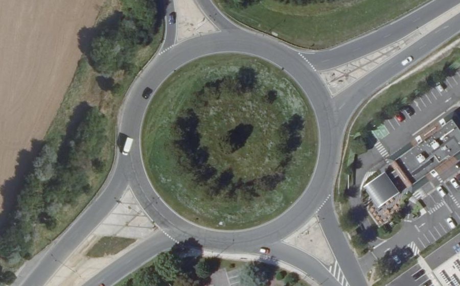 Vue aérienne du Rond-point anonyme n°26373079
