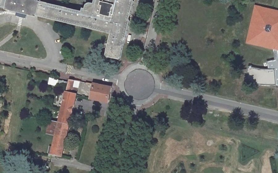 Vue aérienne du Rond-point anonyme n°263822499