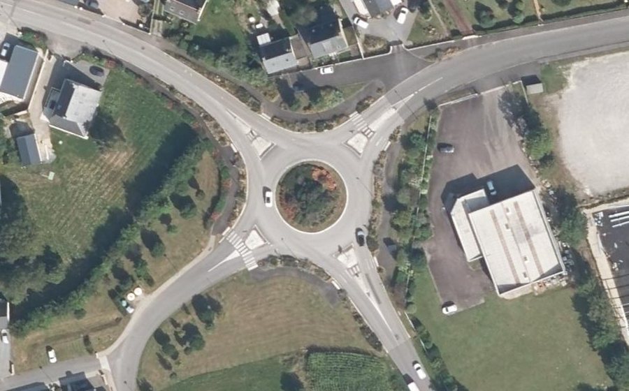 Vue aérienne du Rond-point anonyme n°263882412
