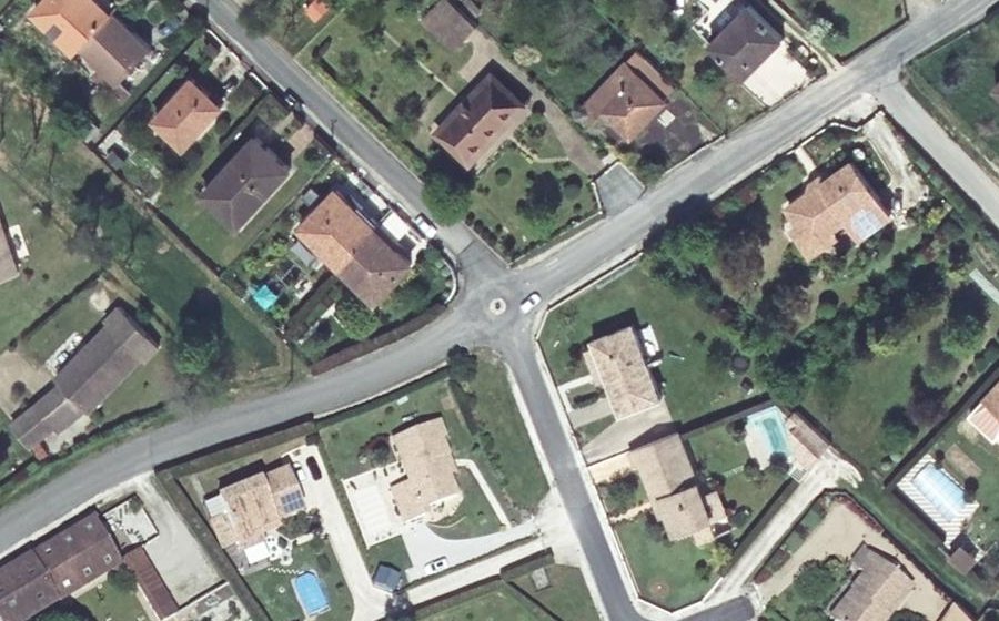 Vue aérienne du Rond-point anonyme n°263897278