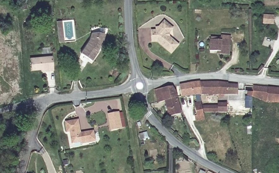 Vue aérienne du Rond-point anonyme n°263897280