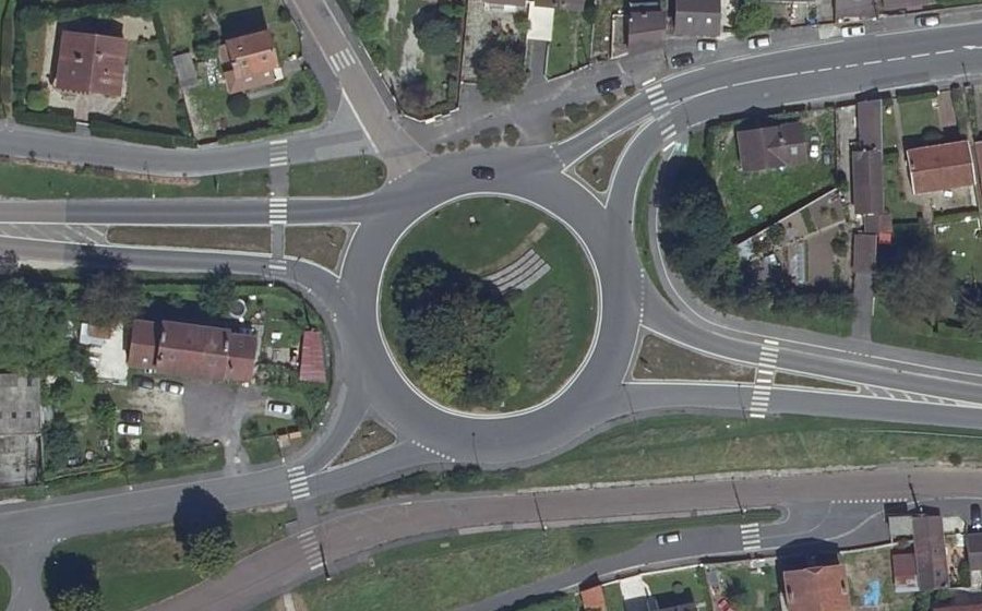 Vue aérienne du Rond-point anonyme n°26389875