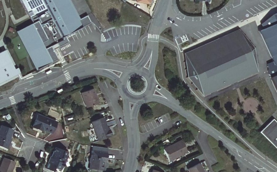 Vue aérienne du Rond-point anonyme n°26390746