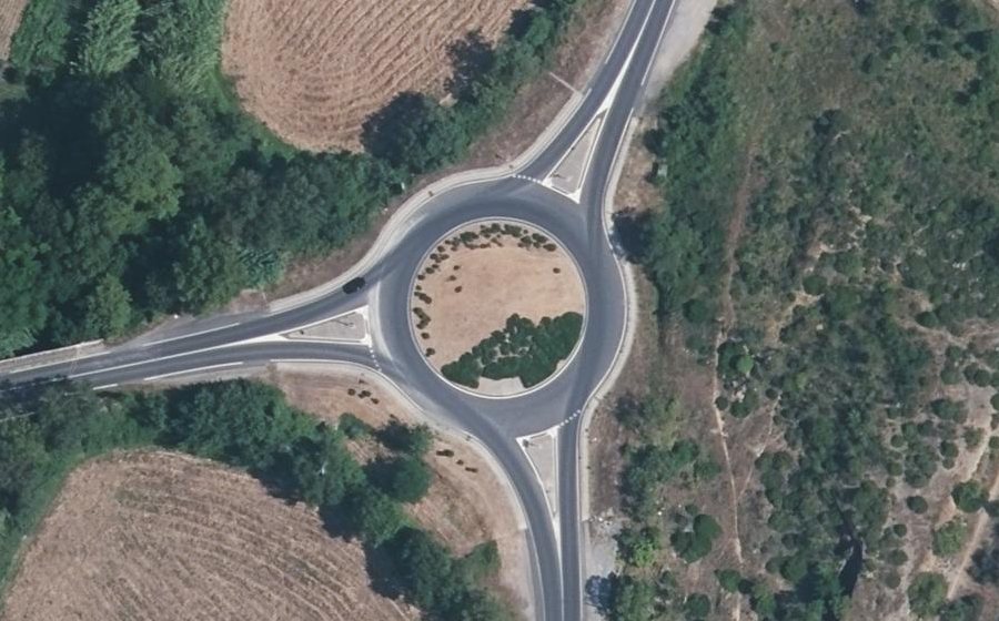 Vue aérienne du Rond-point anonyme n°263936992