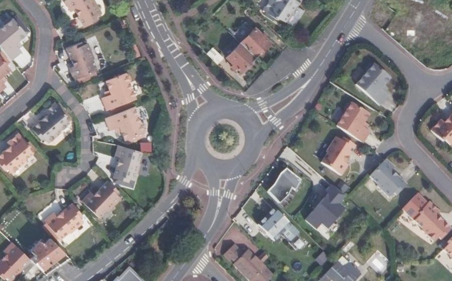 Vue aérienne du Rond-point anonyme n°263959610