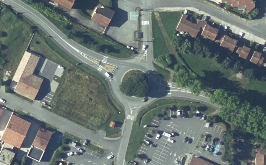 Vue aérienne du Rond-point anonyme n°26405254