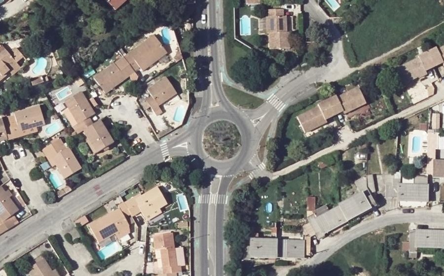 Vue aérienne du Rond-point anonyme n°264094616